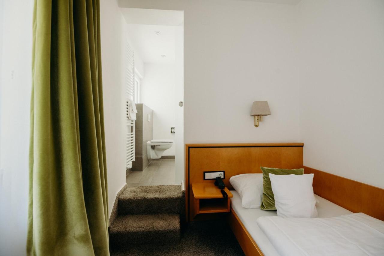Hotel Crystal Саарбрюкен Екстериор снимка
