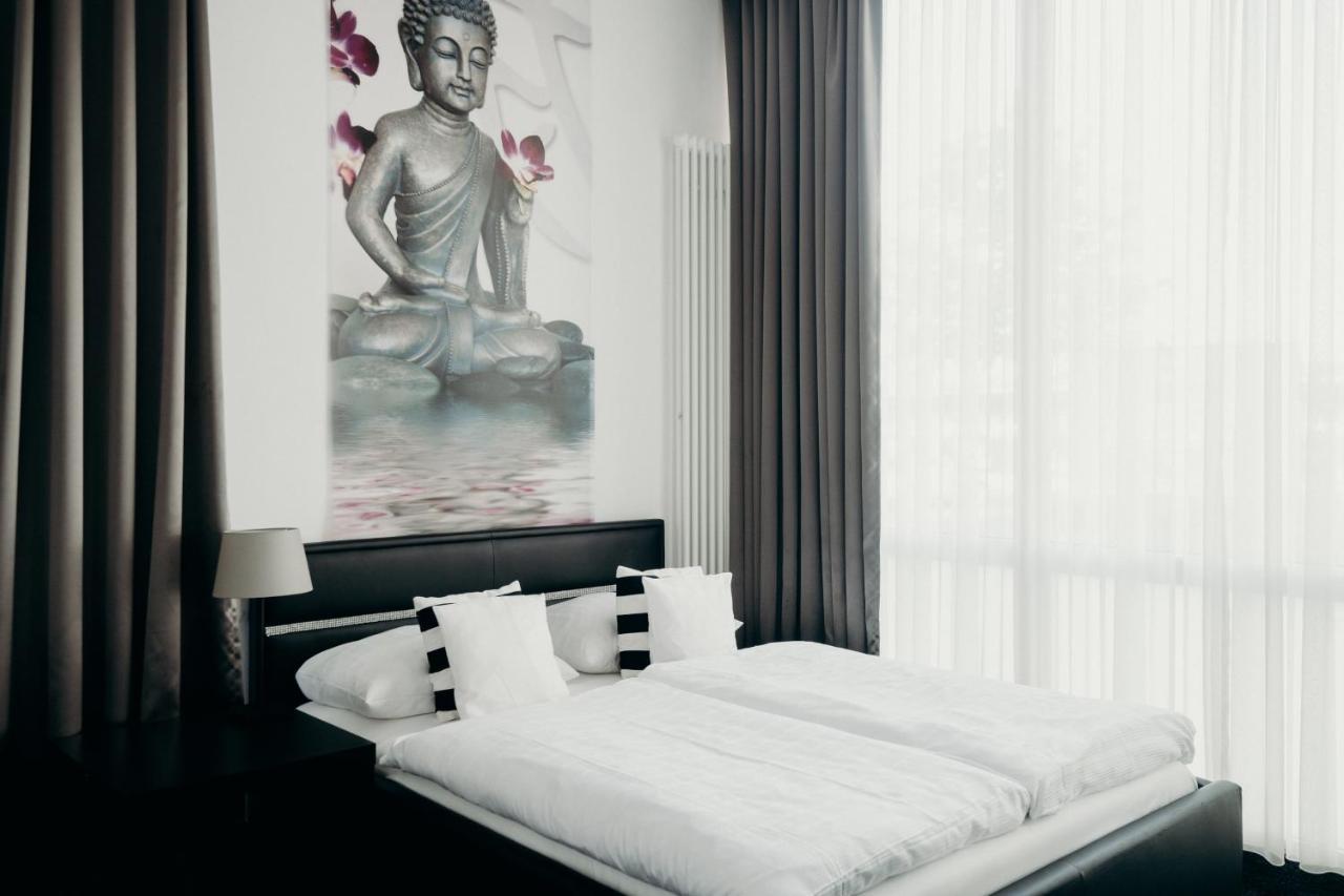 Hotel Crystal Саарбрюкен Екстериор снимка
