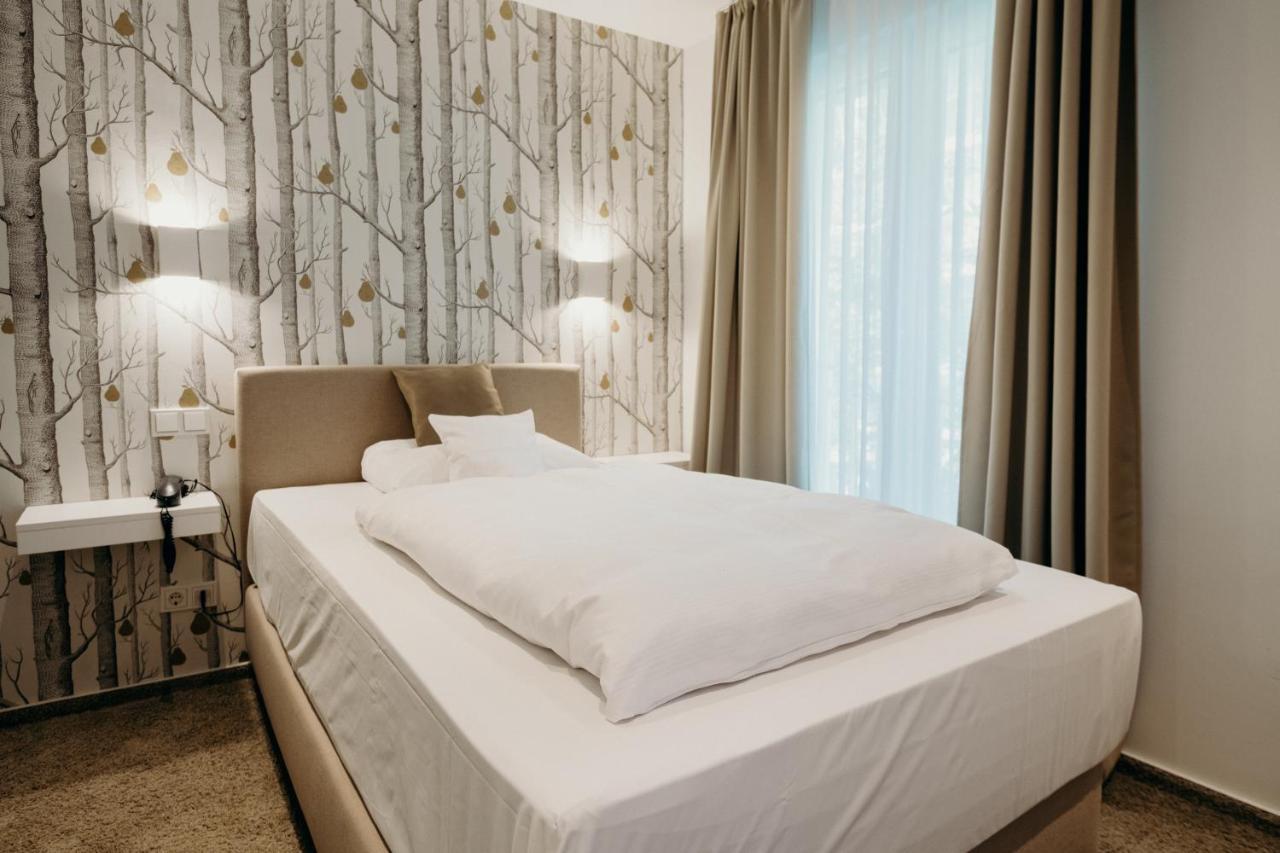Hotel Crystal Саарбрюкен Екстериор снимка