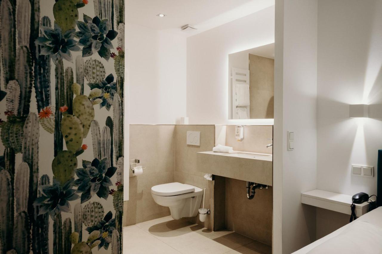 Hotel Crystal Саарбрюкен Екстериор снимка