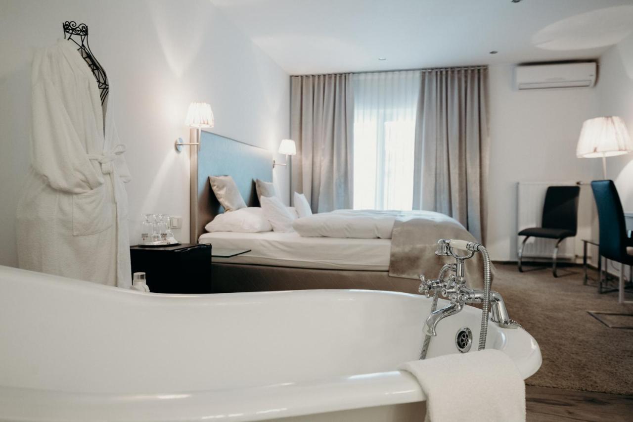 Hotel Crystal Саарбрюкен Екстериор снимка