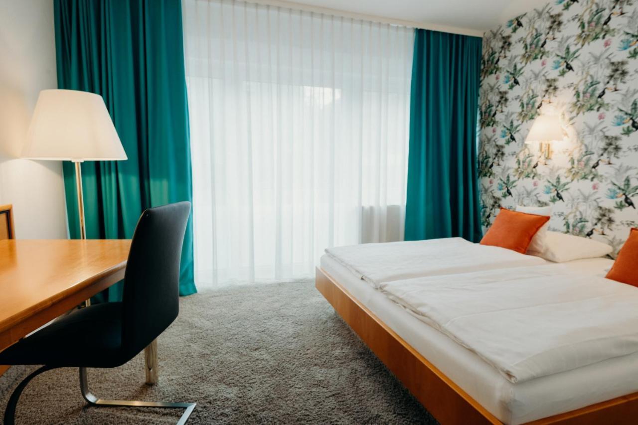 Hotel Crystal Саарбрюкен Екстериор снимка