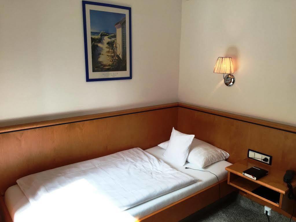 Hotel Crystal Саарбрюкен Екстериор снимка